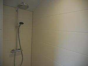 霍勒姆Vakantiewoning 't Steechje的浴室内配有淋浴和头顶淋浴