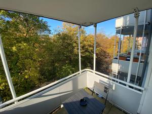 汉诺威汉诺威/拉岑公寓的阳台设有长凳,享有树林美景。