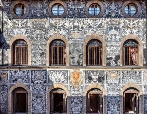 佛罗伦萨Palazzo Bianca Cappello Residenza d'Epoca的建筑上有很多窗户