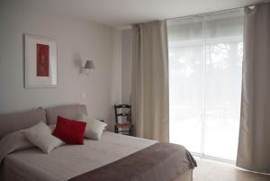 阿尔勒Vintage Provence的一间卧室配有一张红色枕头的床