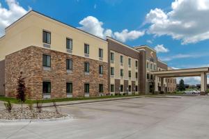 埃姆斯Comfort Inn and Suites Ames near ISU Campus的建筑前部的 ⁇ 染,有停车场