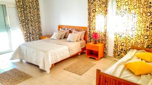 马赫迪耶Mahdia Place Apartments的一间卧室设有一张床和一个窗口