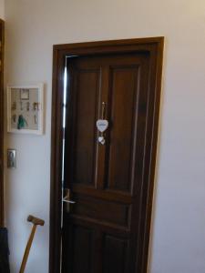 ArudyLES CHAMBRES DU GAVE D'OSSAU的木门在房间的角落