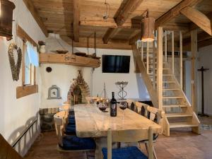 拉多夫吉卡Vila Jana的一间带木桌和楼梯的用餐室