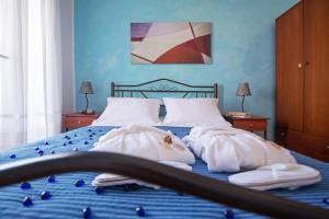 阿齐亚·佩拉加·基西拉潘托尼亚公寓的一间卧室配有蓝色的床和毛巾
