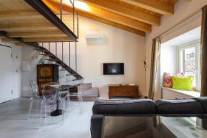 贝加莫Altana Bergamo Home的客厅配有沙发和桌子