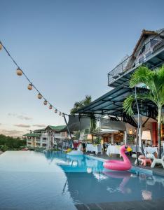 莱特鲁瓦西莱套房别墅酒店的水上充气火烈鸟度假酒店的游泳池