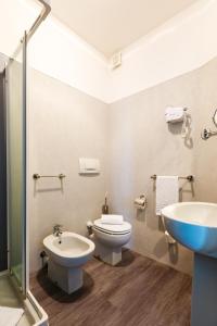 奥莱焦奥利吉欧马尔彭萨酒店的一间带卫生间和水槽的浴室