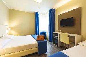 奥莱焦奥利吉欧马尔彭萨酒店的酒店客房配有两张床和一张书桌