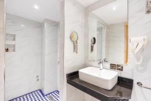 里亚德阿尔玛坎庭院旅馆的一间浴室