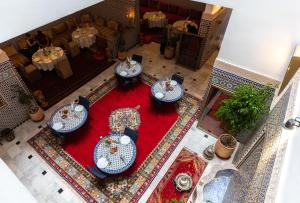 非斯里亚德阿尔玛坎庭院旅馆的红地毯上餐桌餐厅的景色