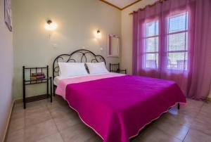 基尼拉萨利姆帕拉斯旅馆的一间卧室配有一张带粉色毯子的大床