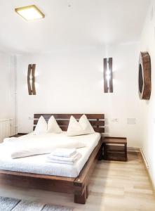 NucetCABANA FRAM VÂRTOP的卧室配有一张床,墙上有两盏灯