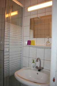 巴拉顿博格拉尔巴拉同柏格拉塔特别墅酒店的一间带水槽和镜子的浴室