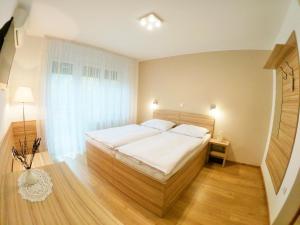 GUEST HOUSE STARA LIPA TAŠNER with kitchen SELF CHECK-IN free parking and bikers garage客房内的一张或多张床位