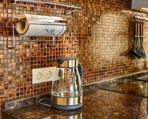 古多里Amber DeLUX Atrium-Neo, New Gudauri的厨房的柜台上的咖啡壶