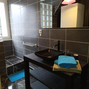 勒克佐Bel appartement en plein coeur de ville的浴室设有黑色水槽和镜子
