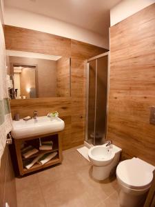 夸利亚诺斯密拉尔多酒店的一间带水槽、卫生间和淋浴的浴室