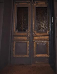第比利斯Brickwall Tbilisi-Tbilisi vibe的木门,房间有两个窗户