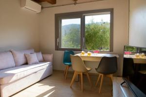 莫拉托斯Villa Douloumi的客厅配有沙发和桌子