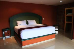San José IturbideHOTEL BOUTIQUE JAYCO的一间卧室配有一张带白色床单的大床