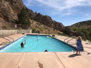 BakerHidden Canyon Retreat的一群人在游泳池游泳