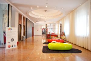 帕尔马帕尔马斯卡尼尼宜必思尚品酒店的大房间,地板上有两个充气物体