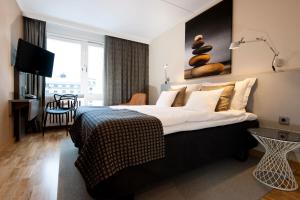 斯德哥尔摩比列雅居酒店的酒店客房设有一张大床和一台电视。