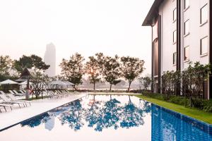 宜必思曼谷河畔酒店内部或周边的泳池