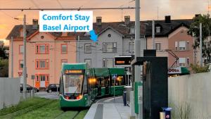 圣路易Comfort Stay Basel Airport 2A46的火车站停有一辆绿色巴士