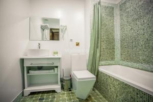 布哈拉Boutique DEVON的浴室配有盥洗盆、卫生间和浴缸。
