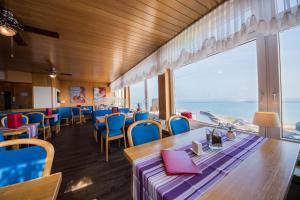 黑尔戈兰岛加尔尼全景酒店的一间享有美景的餐厅,配有桌椅