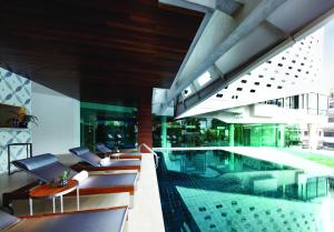 曼谷利特酒店内部或周边的泳池