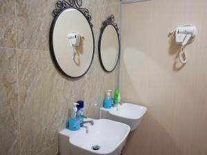 新加坡新加坡斯拜斯博德酒店的一间带水槽和镜子的浴室