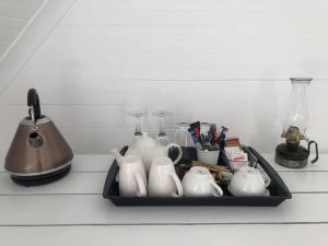 霍维克Drewry Lane的厨房水槽内备有茶壶和餐具的托盘