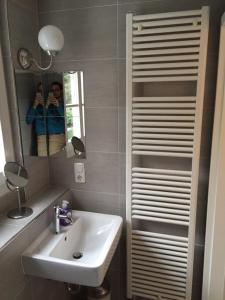 蒙绍Maison Riviére的一间带水槽和镜子的浴室