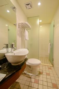高雄三华大饭店 的浴室配有盥洗盆、卫生间和浴缸。