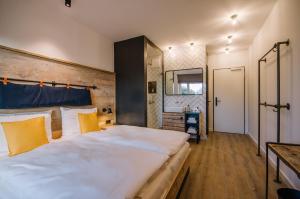 尼布尔Hotel Landhafen的卧室配有一张带黄色枕头的大型白色床。