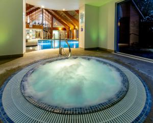 诺里奇公园农场酒店的热水浴池位于客房中间