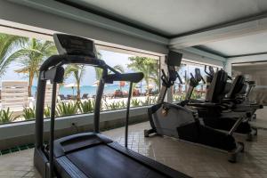 湄南海滩苏梅岛布里海滩度假酒店的窗户前的健身房,有排健身自行车