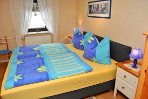 马尔肖Ferienwohnung Malchow SEE 8241的一间卧室配有一张带蓝色床单和枕头的床。