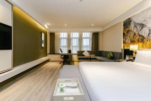 成都成都双流机场亚朵酒店的酒店客房设有一张大床和一间客厅。
