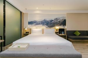 成都成都双流机场亚朵酒店的卧室配有一张白色的大床和一张沙发。
