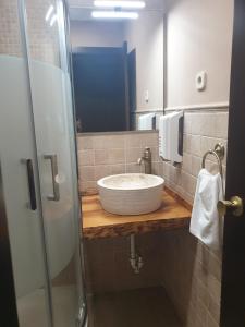 马德里休憩旅馆的一间带水槽和镜子的浴室
