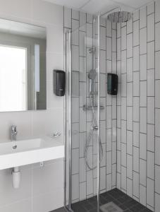 卑尔根Citybox Bergen Danmarksplass的带淋浴和盥洗盆的浴室