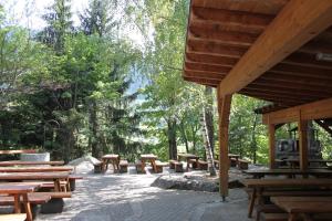 菲施Sport Resort Fiesch, Garni Aletsch的公园里的一组木餐桌