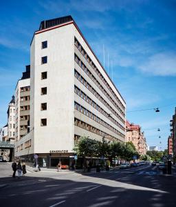斯德哥尔摩斯德哥尔摩创造者旅舍的一条城市街道上高大的白色建筑