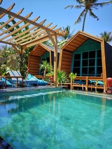 吉利特拉旺安Absolute Villa的一个带木制凉亭和房子的游泳池