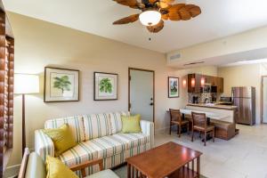 棕榈滩Eagle Aruba Resort的客厅配有沙发和桌子