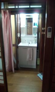 琴平町Guesthouse Kotohira的一间带水槽和镜子的浴室